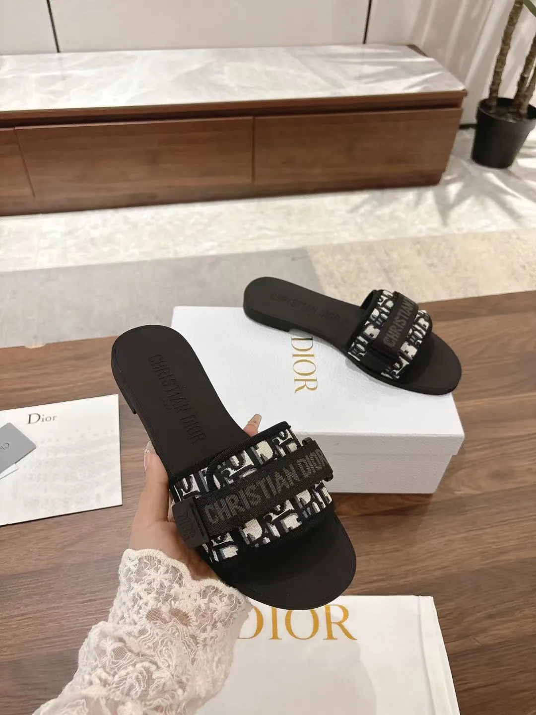 👟👟Ex-factory price 380👟👟 Dior D’s latest series of Velcro buckle sandals and slippers in new colors! Perfect reproduction of the original version, the most popular color matching fabric, super layered ▪️Original molded high-end TPU outsole (not ordinary rubber) ▪️Very comfortable and easy to walk. All upper materials are custom-made from the original ▪️3D electric embroidered three-dimensional cloth surface, very versatile, a must-have for lazy people in summer ▪️Number of yards: 35-41